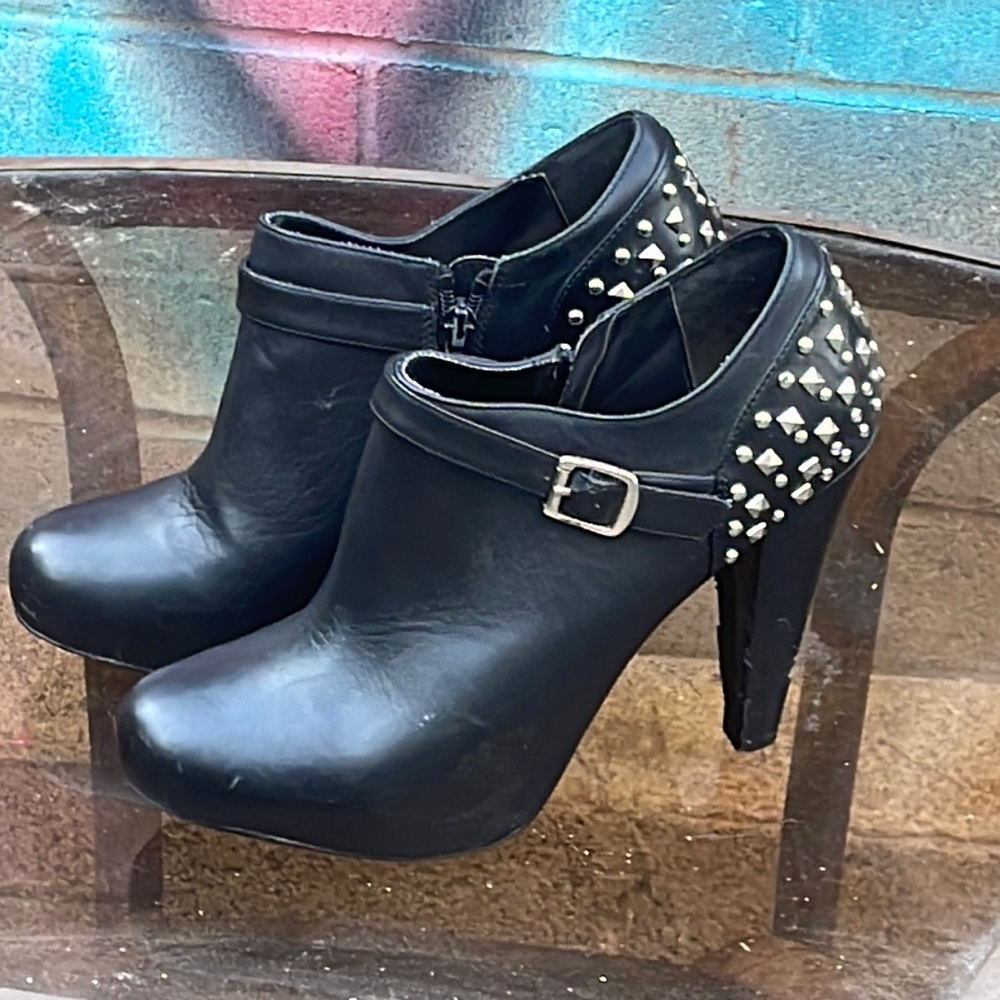 Steve madden black silver studded ankle booties